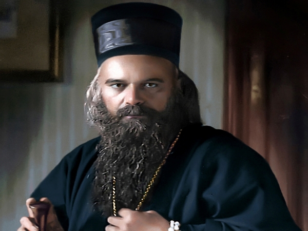 Στὸν χλευασμὸ νὰ ἀπαντᾶς μὲ χαμόγελο